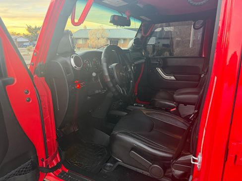 Used 2018 Jeep Wrangler Unlimited Rubicon w/ Connectivity Group image 6