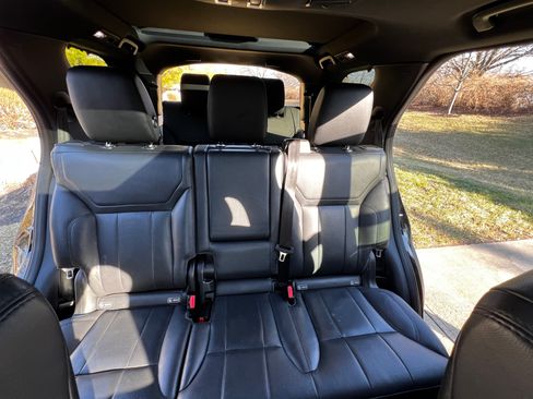 Used 2020 Land Rover Discovery Landmark image 12