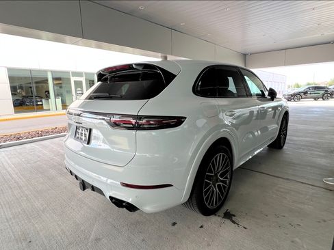Used 2023 Porsche Cayenne Platinum Edition image 6