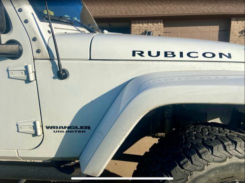 Used 2017 Jeep Wrangler Unlimited Rubicon w/ Connectivity Group image 4