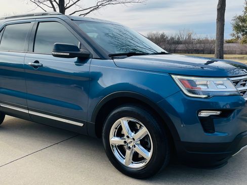 Used 2018 Ford Explorer XLT w/ Equipment Group 201A image 2