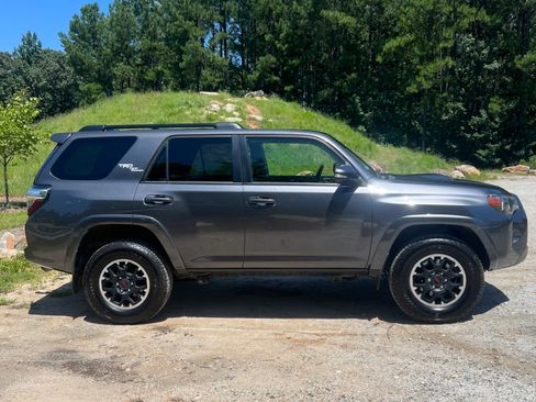 Used 2020 Toyota 4Runner TRD Off-Road Premium w/ Moonroof Package AWD/4WD image 17
