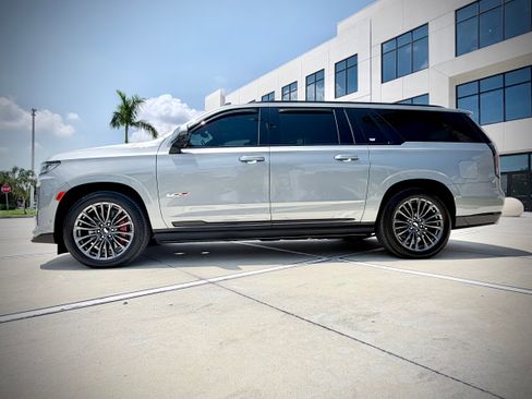 Used 2023 Cadillac Escalade ESV V AWD/4WD image 12