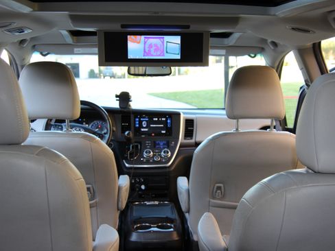 Used 2017 Toyota Sienna Limited image 14