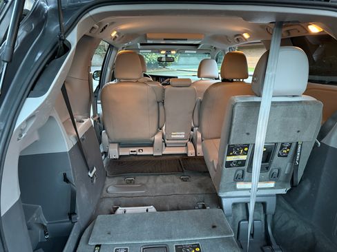 Used 2016 Toyota Sienna XLE Premium image 24