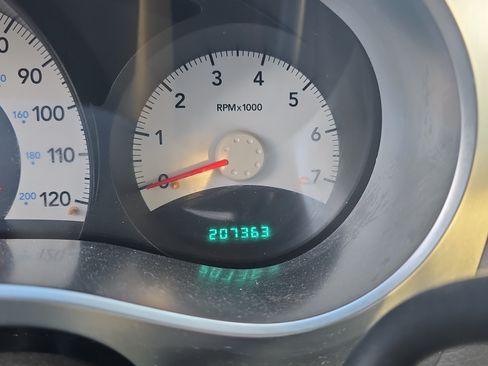 Used 2006 Mitsubishi Raider XLS image 7