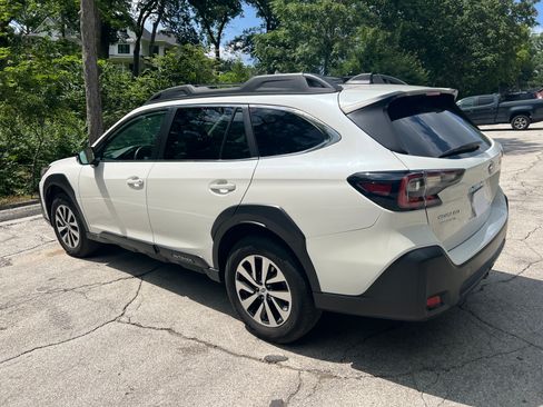 Used 2023 Subaru Outback Premium AWD/4WD image 2
