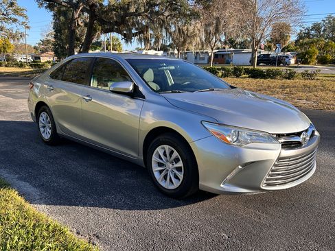 Used 2015 Toyota Camry LE image 1