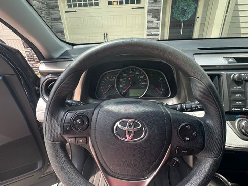Used 2014 Toyota RAV4 XLE image 12