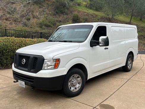 Used 2016 Nissan NV 3500 SV image 2