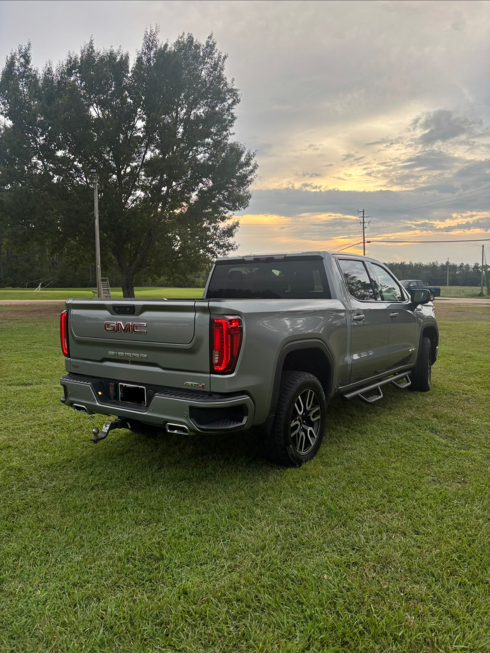 Used 2023 GMC Sierra 1500 AT4 w/ Technology Package AWD/4WD image 4