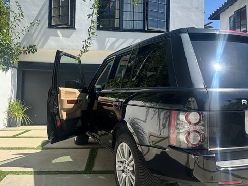 Used 2011 Land Rover Range Rover HSE image 8