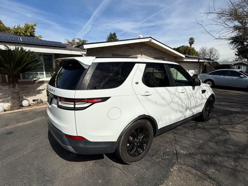 Used 2018 Land Rover Discovery SE image 8