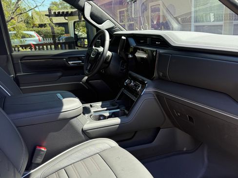 Used 2025 GMC Sierra 2500 AT4X w/ AT4X AEV Edition image 11