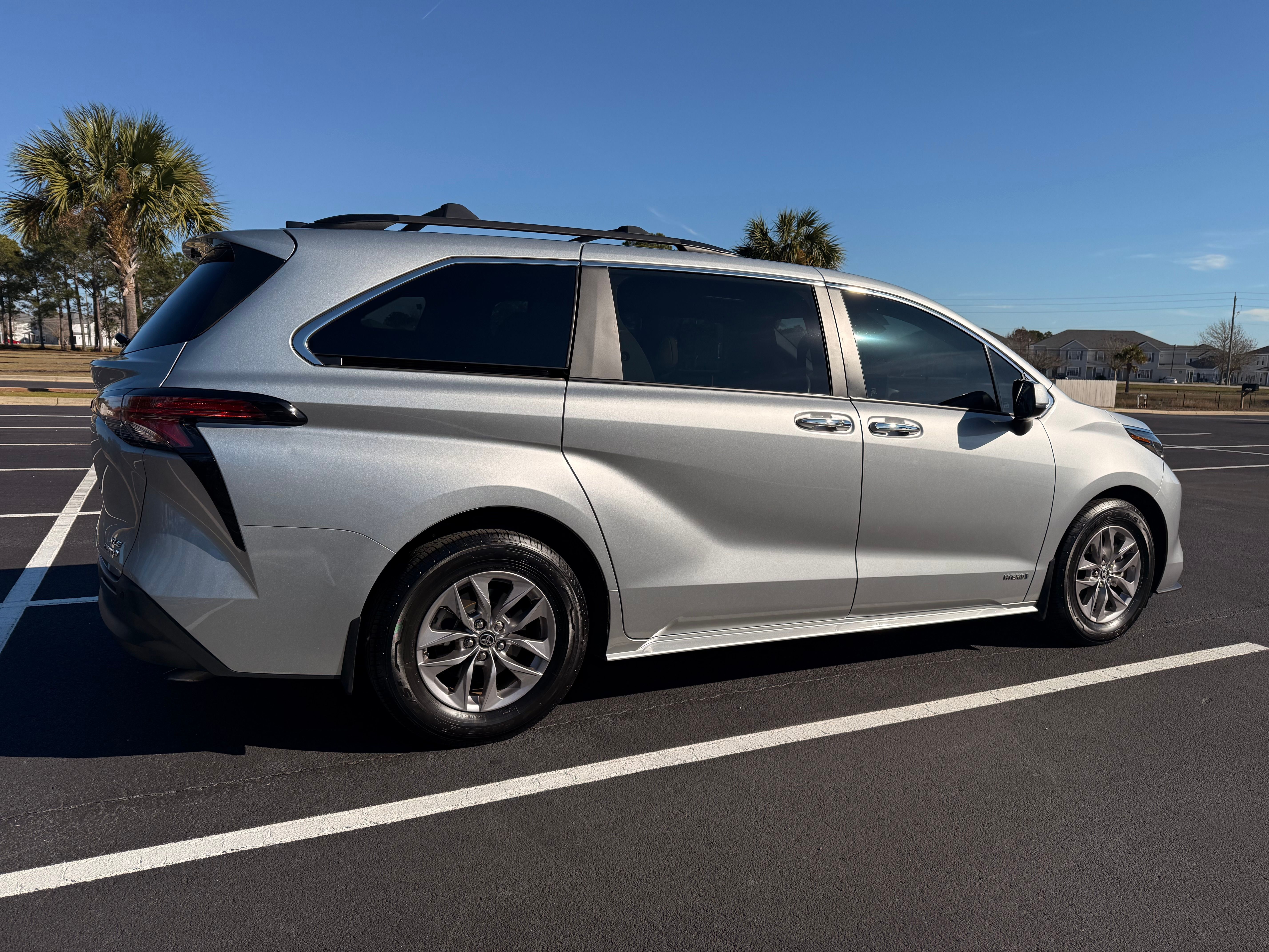 Used 2021 Toyota Sienna XLE w/ XLE Plus Package FWD image 4