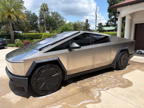 Used 2024 Tesla Cybertruck AWD Crew Cab image 2