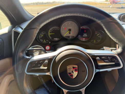 Used 2016 Porsche Cayenne S image 16