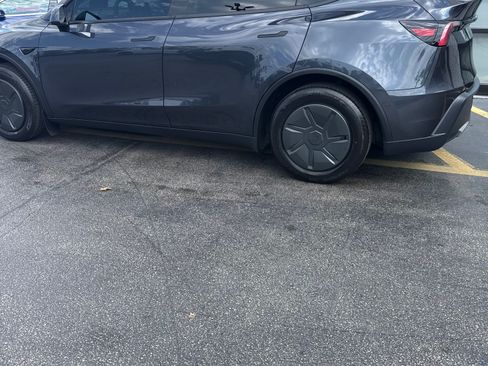 Used 2026 Tesla Model Y 2WD image 2
