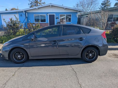 Used 2015 Toyota Prius Two image 2