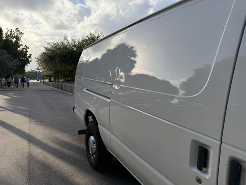 Used 2004 Ford E-350 and Econoline 350 Extended Super Duty image 21