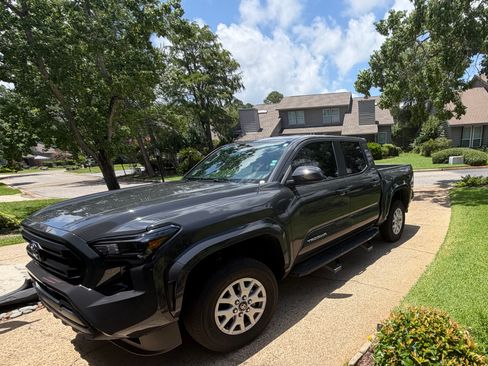 Used 2024 Toyota Tacoma SR5 w/ SR5 Upgrade Package AWD/4WD image 2