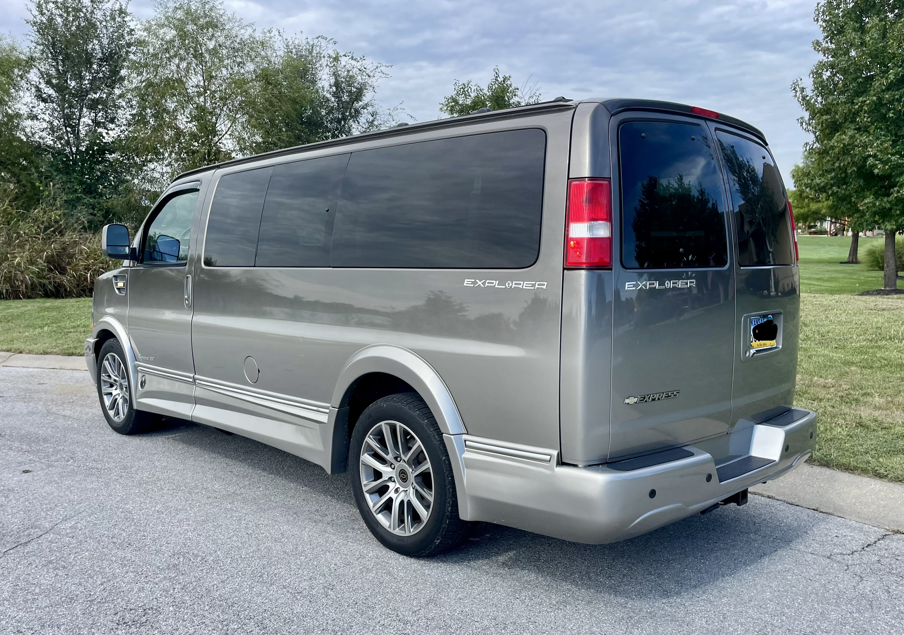 Used 2019 Chevrolet Express 2500 w/ Enhanced Convenience Package RWD image 4