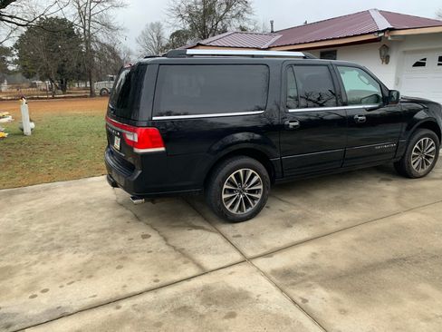 Used 2017 Lincoln Navigator L Select RWD image 2