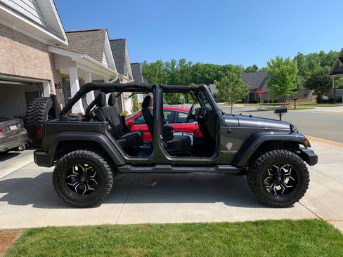 Used 2018 Jeep Wrangler Unlimited Sahara w/ Connectivity Group AWD/4WD image 14