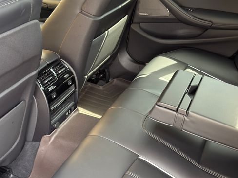 Used 2023 BMW M550i xDrive w/ Dynamic Handling Package image 9