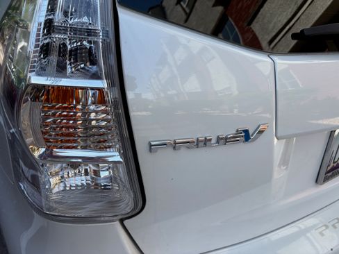 Used 2014 Toyota Prius V Five FWD image 16