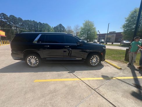 Used 2022 Cadillac Escalade ESV Premium Luxury image 2