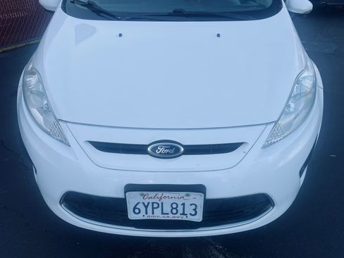 Used 2013 Ford Fiesta SE w/ Super Fuel Economy Pkg image 2