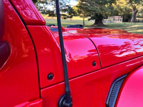 Used 2018 Jeep Wrangler Unlimited Sahara image 9