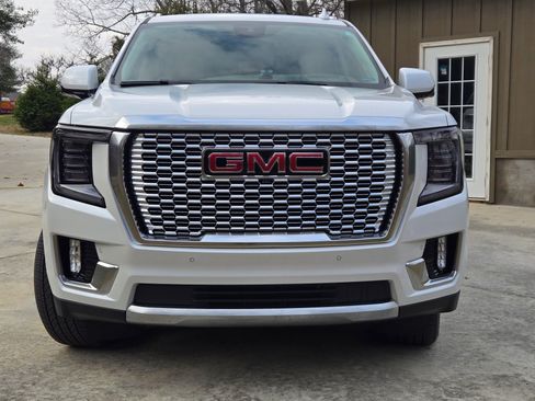 Used 2024 GMC Yukon Denali w/ Advanced Technology Package image 4