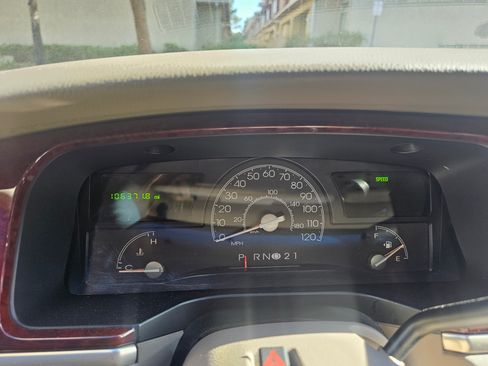 Used 2003 Lincoln Town Car Signature image 12