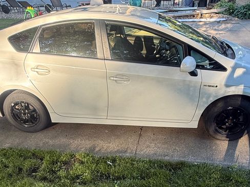 Used 2012 Toyota Prius Four FWD image 2
