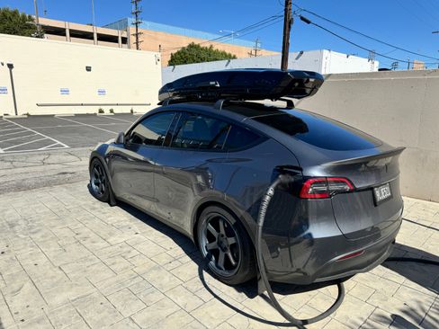 Used 2022 Tesla Model Y Long Range image 6