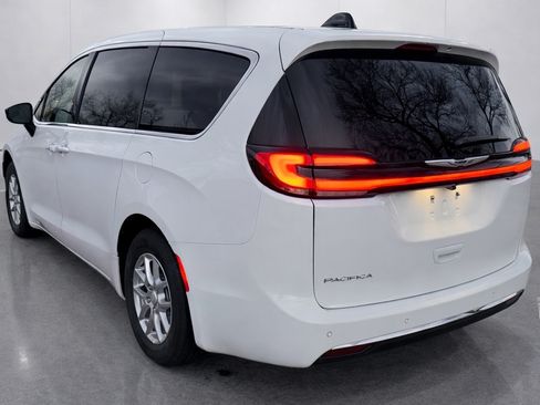 Used 2026 Chrysler Pacifica Select image 5