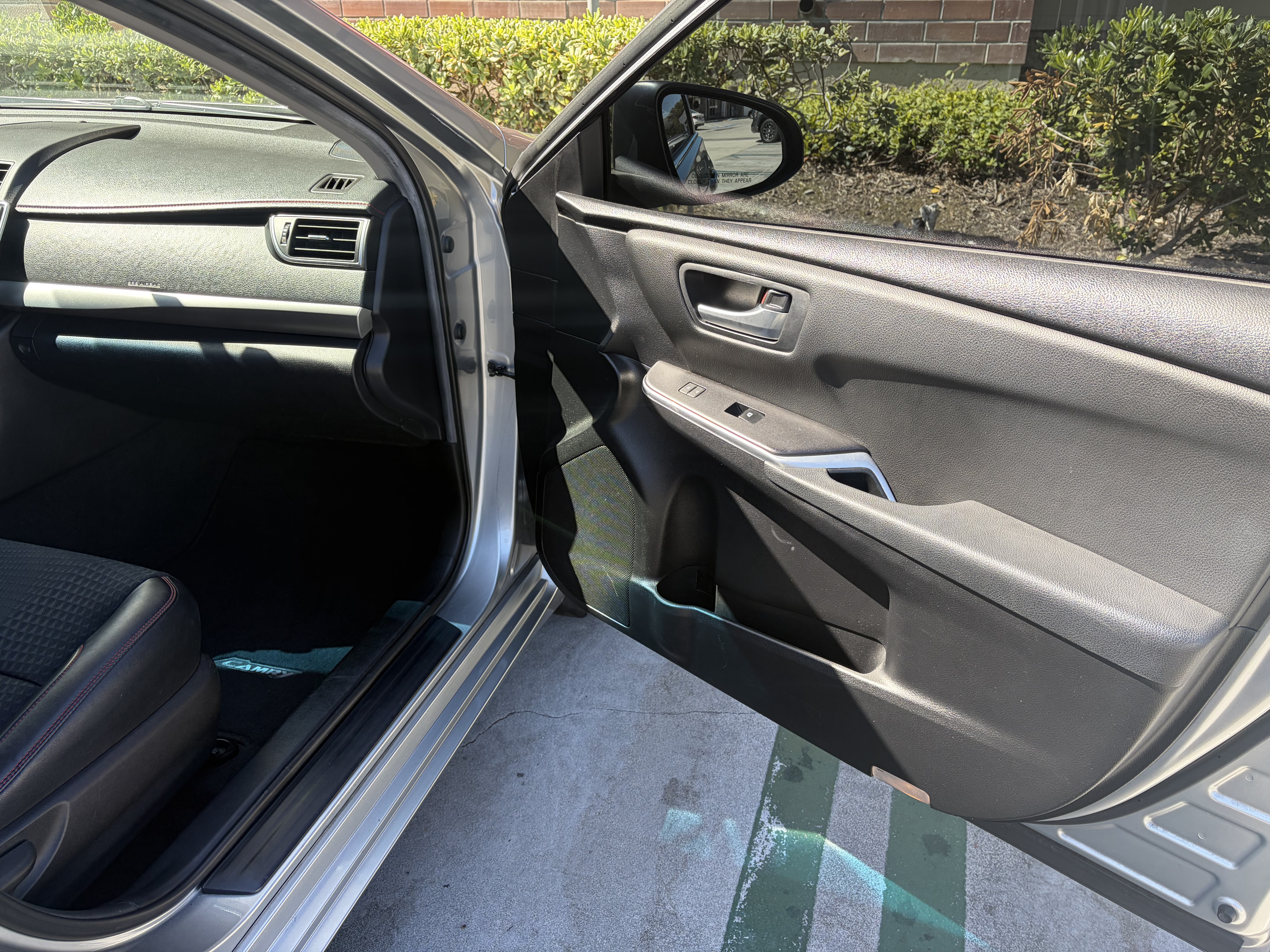 Used 2015 Toyota Camry SE w/ Moonroof Package FWD image 19