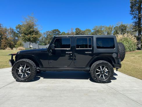 Used 2011 Jeep Wrangler Unlimited Rubicon w/ Call of Duty Group image 2