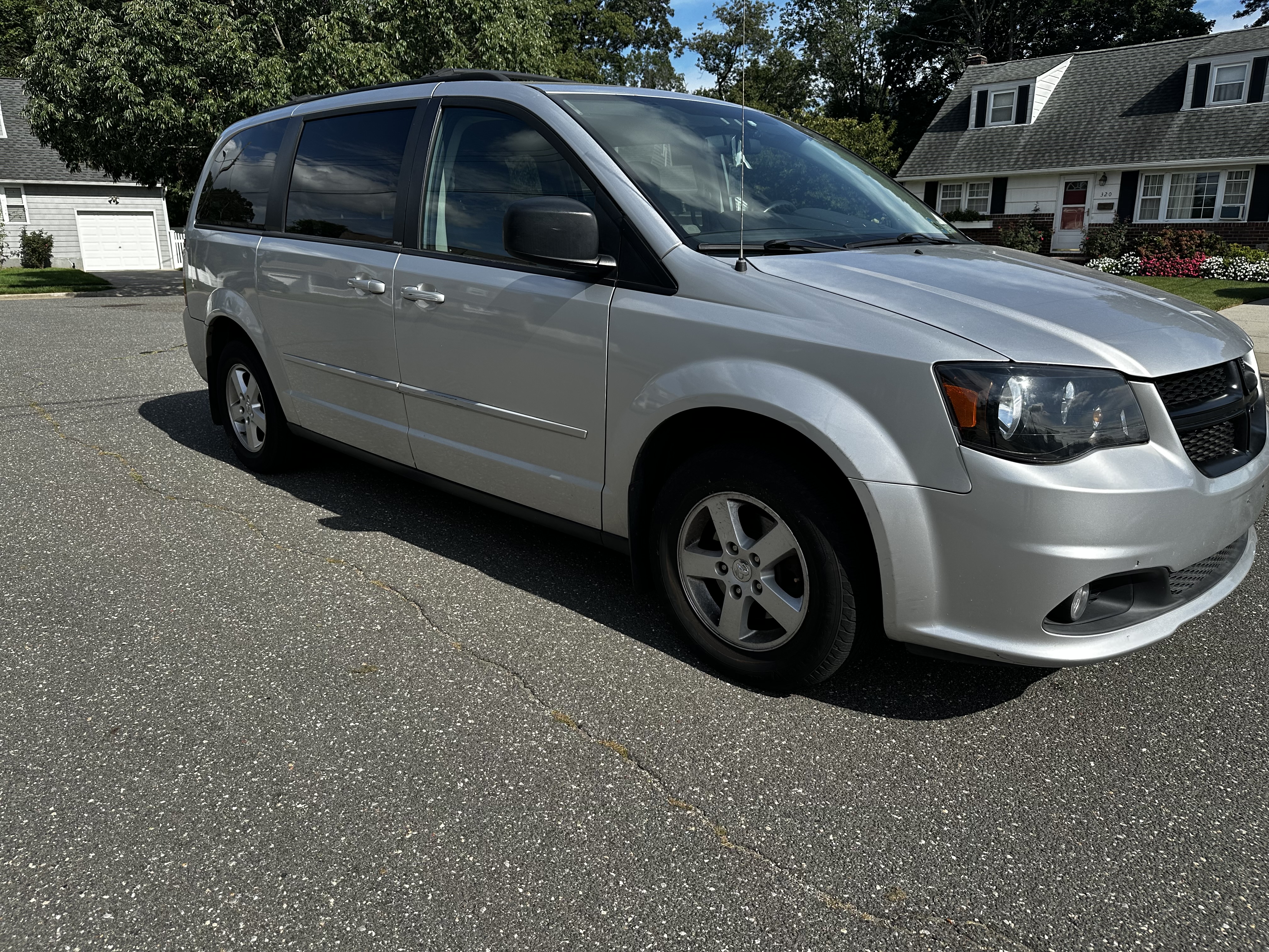 Used 2010 Dodge Grand Caravan SE FWD image 1