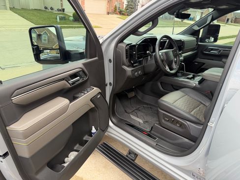 Used 2025 Chevrolet Silverado 2500 ZR2 w/ Technology Package image 14