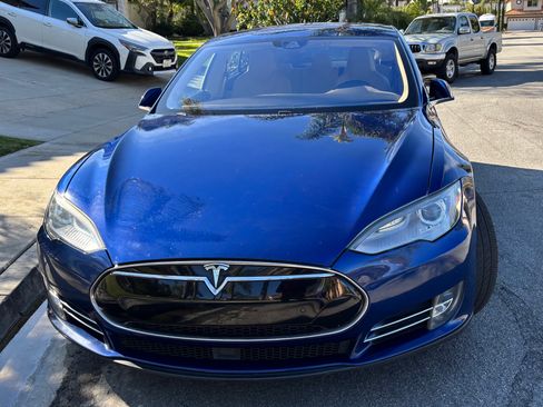Used 2015 Tesla Model S 70D image 4