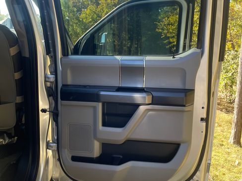 Used 2017 Ford F250 XLT w/ XLT Premium Package image 9