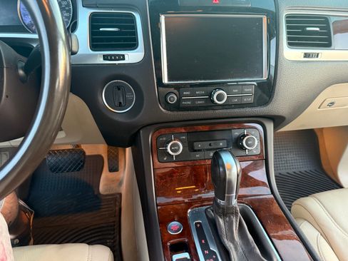 Used 2014 Volkswagen Touareg TDI AWD/4WD image 11