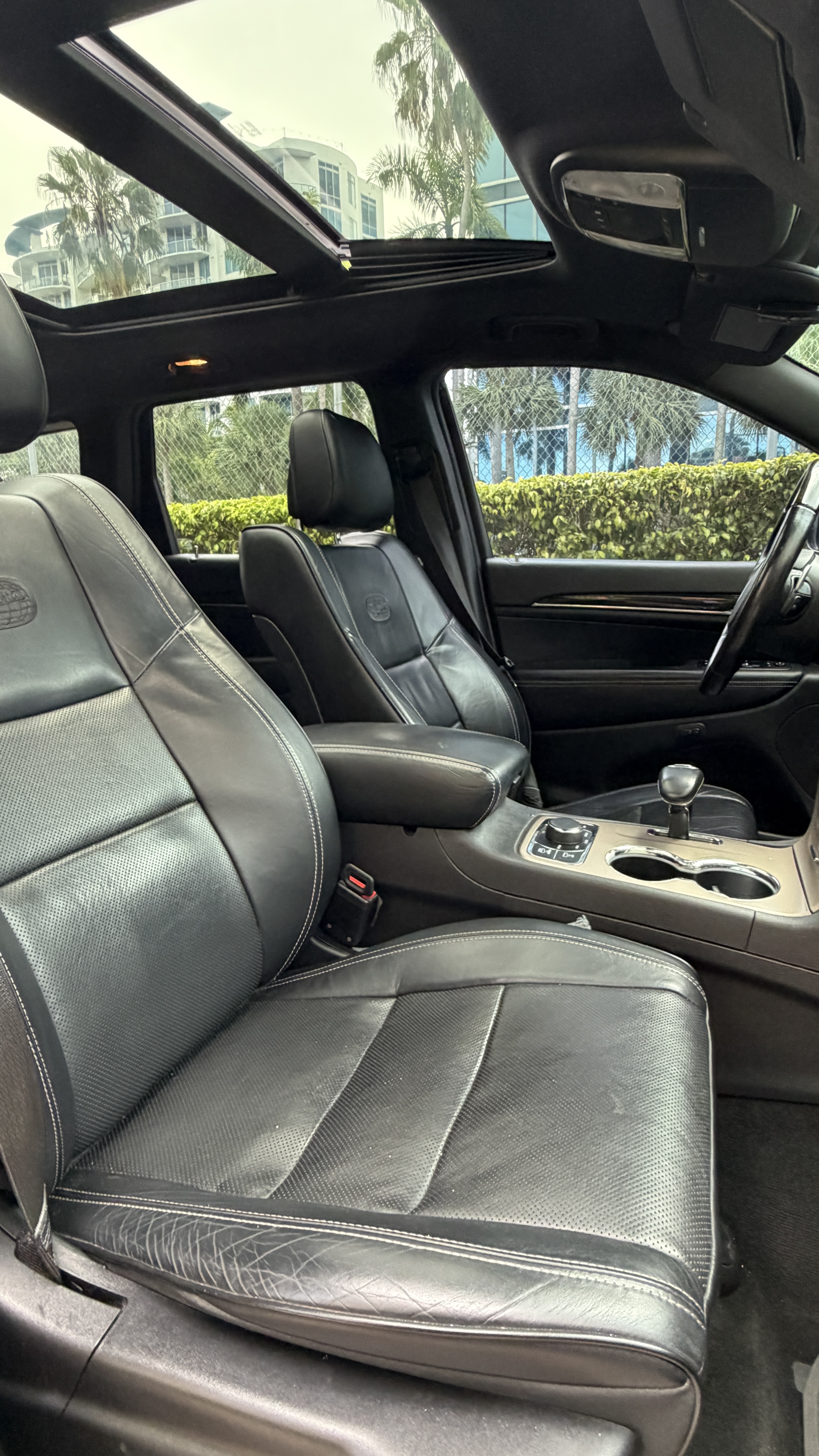 Used 2014 Jeep Grand Cherokee Overland AWD/4WD image 11