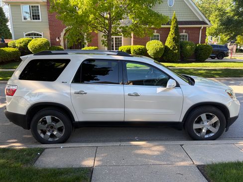 Used 2011 GMC Acadia SLT FWD image 4