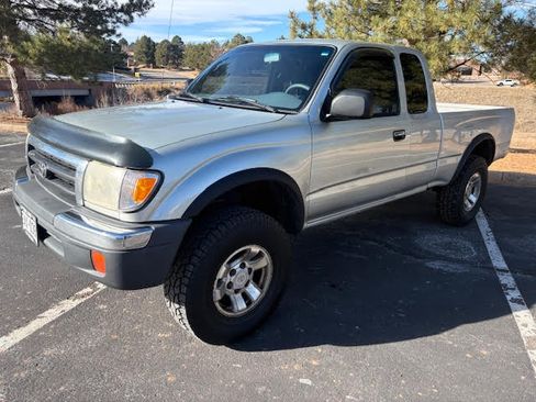 Used 2000 Toyota Tacoma Pickup image 2
