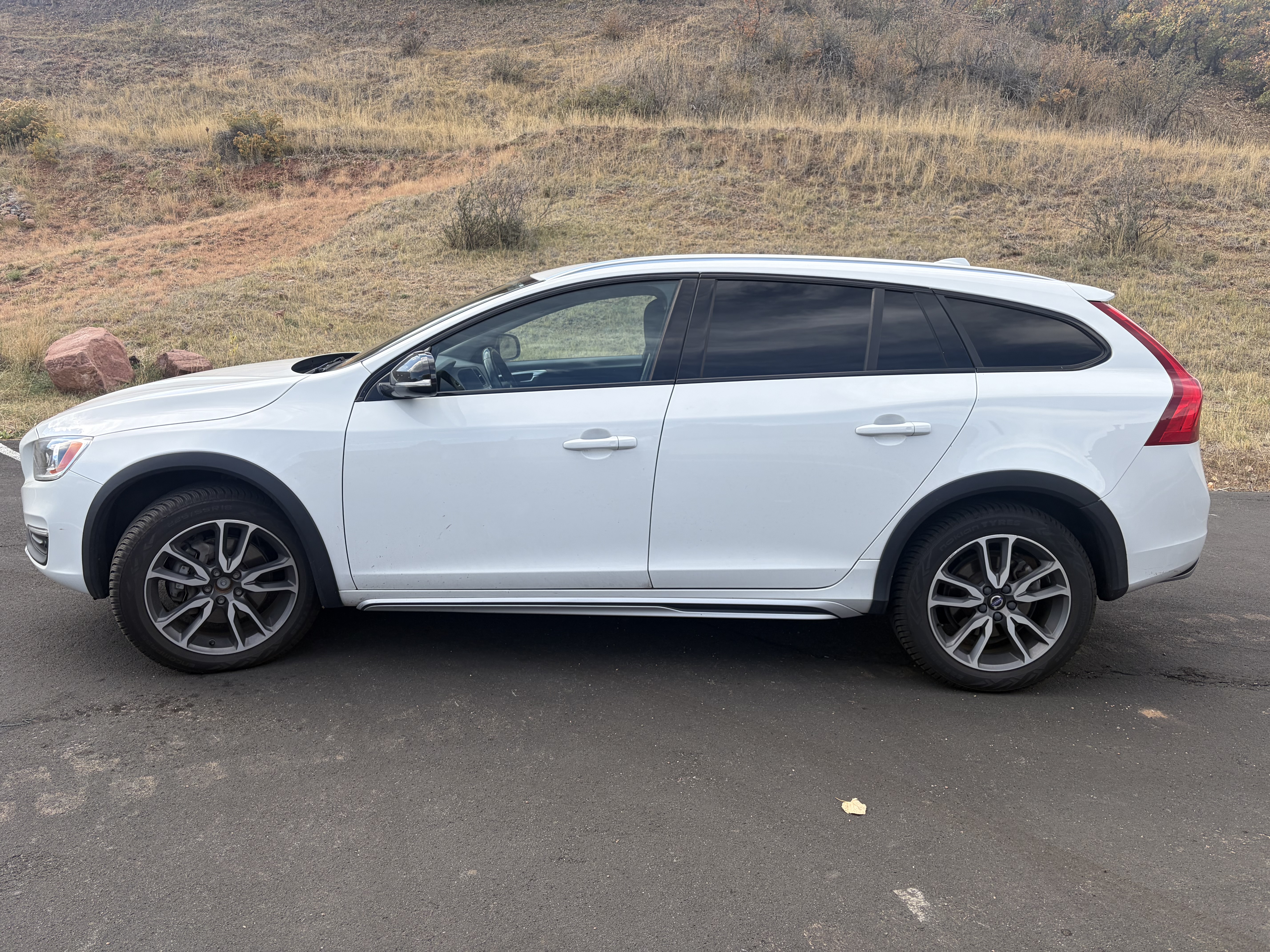Used 2018 Volvo V60 T5 Cross Country AWD/4WD image 1
