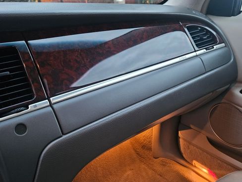 Used 2006 Lincoln Town Car Signature Limited image 15